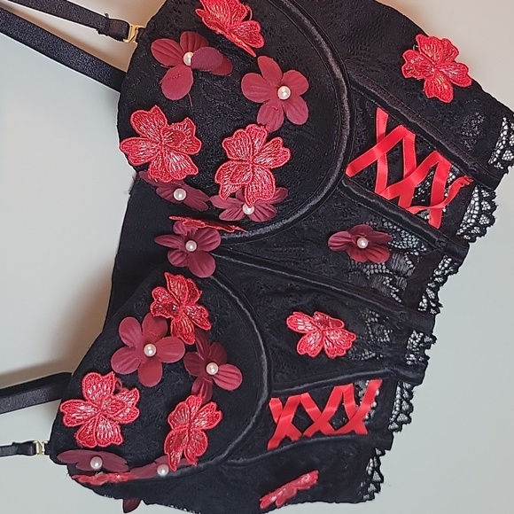 Black and red 3D floral bustier top - Picture 3 of 5